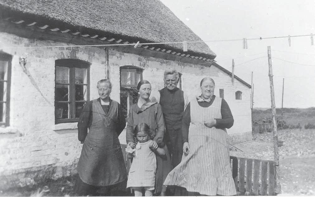 Redningsmand Niels Chr. Stentoft med familie, nuværende Bulbjergvej. ten kunne ikke stå mål med badehotellet, men gennem årene nød mange byboere ferien der i fulde drag.