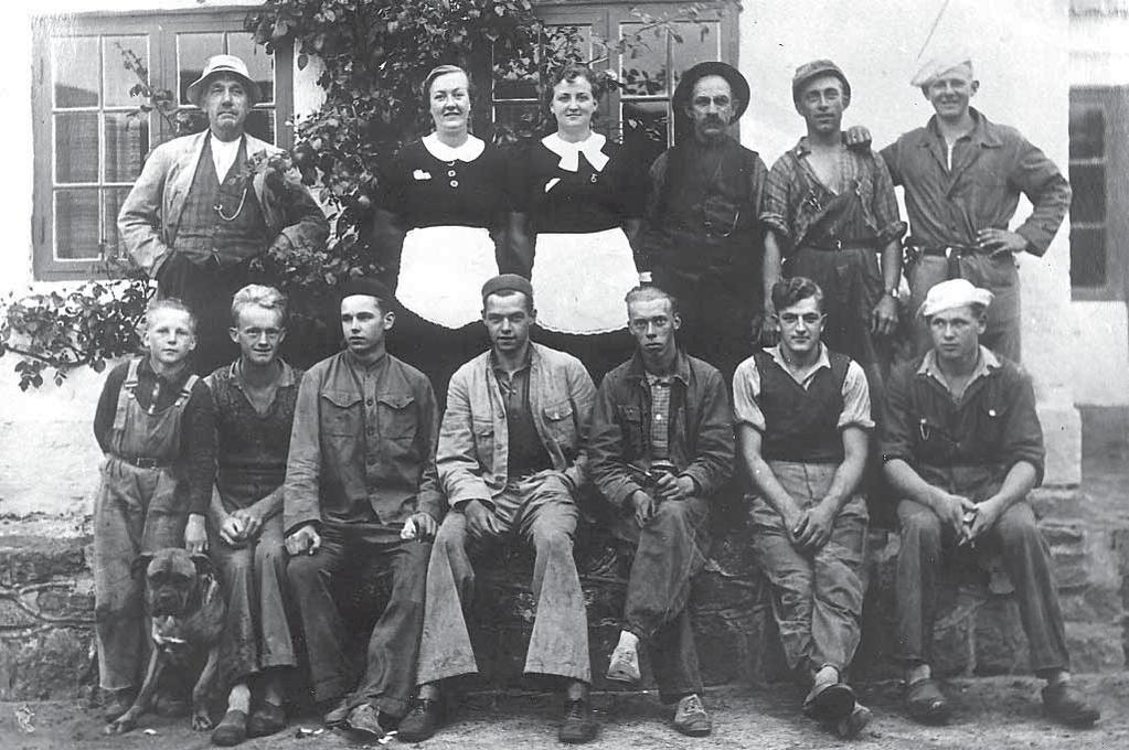 Arbejdere i Store Bisgård frugtplantage. Øverst til venstre Jakob Bisgaard, ca. 1935. plantagen, og Per Bisgaard rejste rundt i hele landet og fortalte om frugtavl. Ca.