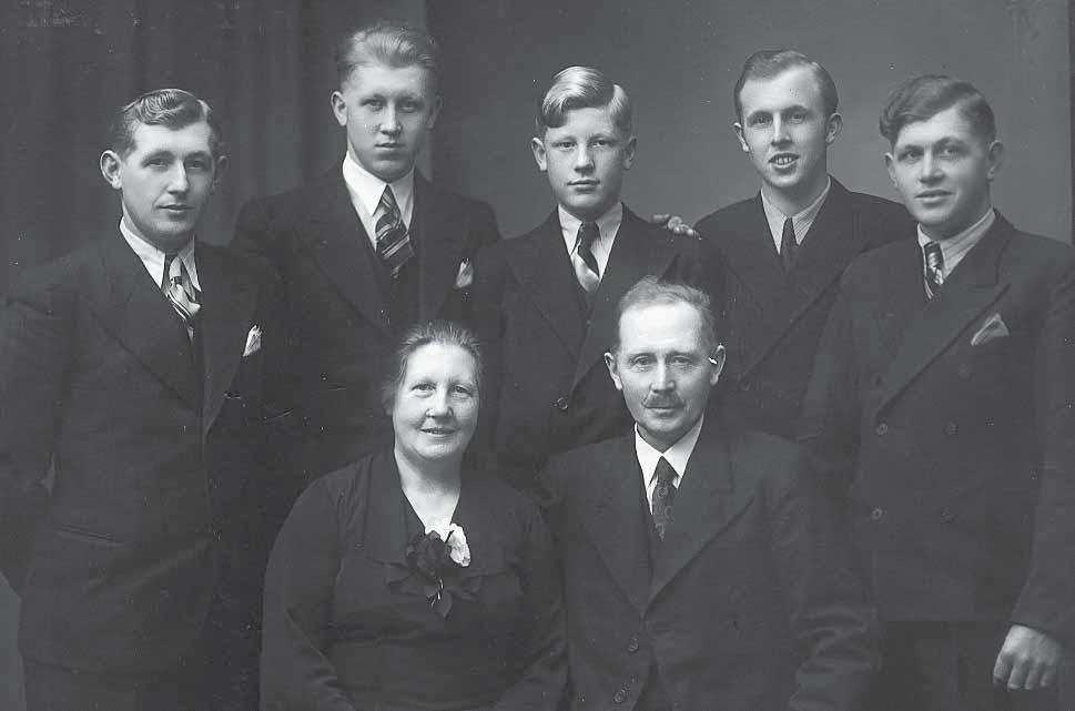 Ane Marie og Axel de Lassson med deres 5 sønner. eneste, der havde en kone, der hed Kristiane. Han var nemlig gift 2.