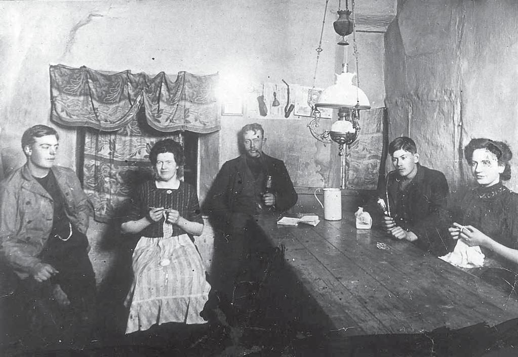 Folkestue på Selbjerggård 1910. Fra venstre: Chr. Jensen, Margrethe Bertelsen, Chr. Graversen, ukendt, Gerda Bagger. frede denne gamle gård i årene efter 2.