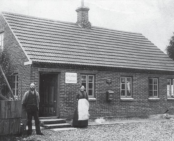 Brevsamlingsstedet i Øsløs (Vejlevejen 2) med brevsamler og skomager Thomas Skjoldborg og hustru Trine, 1908. flot, for da havde hun fået et silkeklæde.