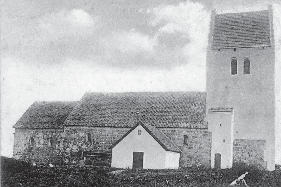Tømmerby kirke 1910. ken, der majestætisk hæver sig mod himlen. Kirken hører til blandt de allerældste. Den dateres til 1130-1150, idet dog tårn og våbenhus er noget yngre.