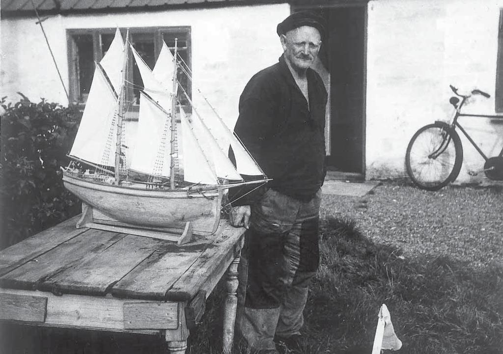 Fisker Johs. Damsgaard med et af sine kirkeskibe. De første 20 år efter kirkens indvielse var Olga Kold og Marie Andersen kirketjenere, og fra 1970 havde Henrik Pedersen bestillingen.