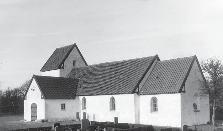 Lild kirke. Foto: Tage Jensen kirkes indvielse i 1950 forærede han en 2-mastet brig»dag«. I forbindelse med ophængningen af skibet i Lild kirke fortælles der, at Johs.