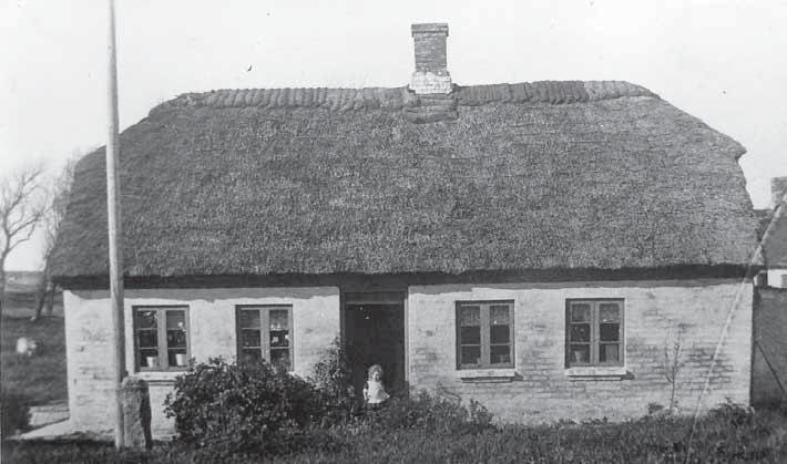 Niels Thoudahls hus, der var telefoncentral i Øsløs fra 1908 til 1941. Hårdfør - livet igennem Én af Sofie og Ane Maries samtidige var Chr. Rotbøll Smærup, der var født i»smærup«ved Roelsgård.