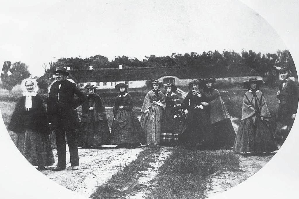 Pastor Vilhelm Esmann med familie med Øsløs præstegård i baggrunden 1860.