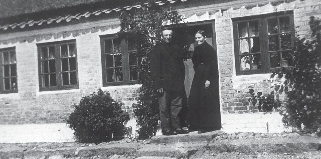 Peter Olesen og hustru Anine i døren til stuehuset. Højstrupvej 140, Øsløs, der blev kaldt»hyldgård«i romanen»nye mænd«1917 af Johan Skjoldborg. hans hjemstavn, her er hans lykke, her er han selv.
