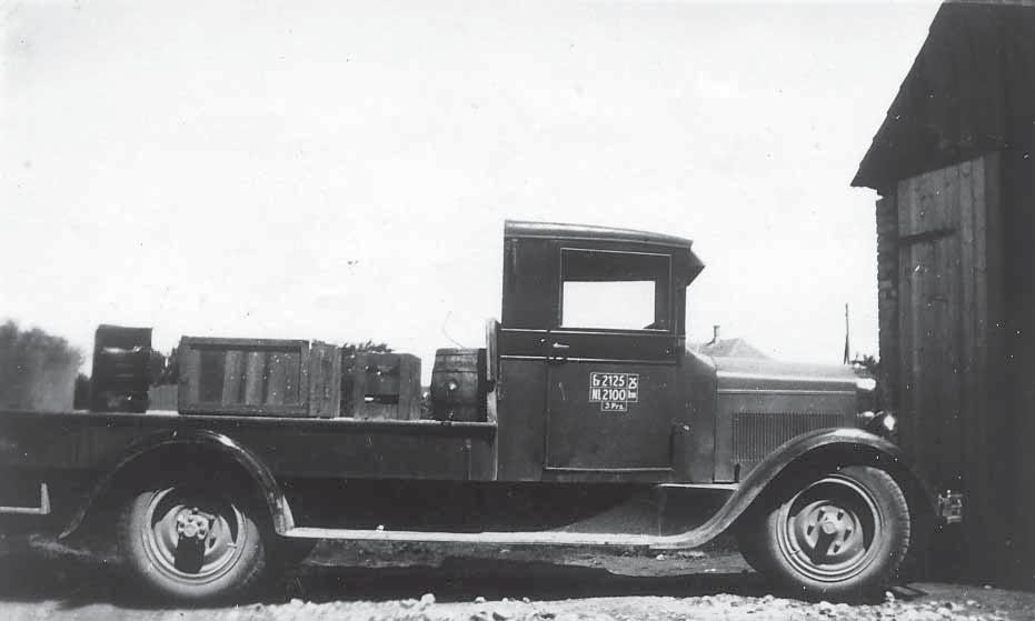Vognmand og ølhandler P. Silkeborgs lastbil, Frøstrup. Den blev anvendt til såvel grise- som persontransport. Hanherred, var det naturligt at kalde det Hannæs.
