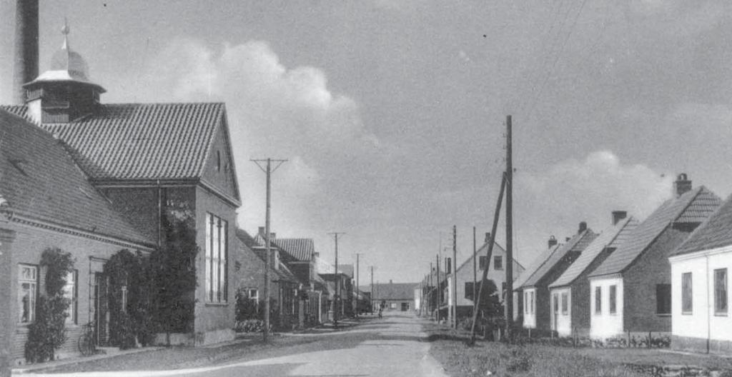 Søndergade i Frøstrup. Til venstre A/M»Kaphøj«, opført i 1927. Kjær, Kirsten: Maler. Kirsten Kjær var født i Vester Thorup d. 14/11 1893.