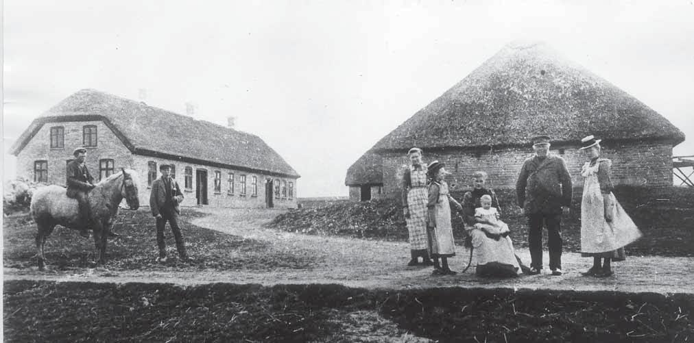 Gammel parallelgård i Vesløs, nuv. Gl. Feggesundvej 50. Den daværende ejer, handelsmand Jens Lynge, ses som nr. 2 fra højre. Ca. 1910.
