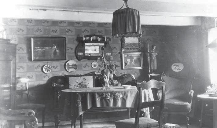 Dagligstuen i Bisgård, Øsløs, ca. 1900. en mand fra sognene, som regel en smed eller mekaniker. Det var almindeligt med mange forskellige»landture«, for det meste i hestevogn.