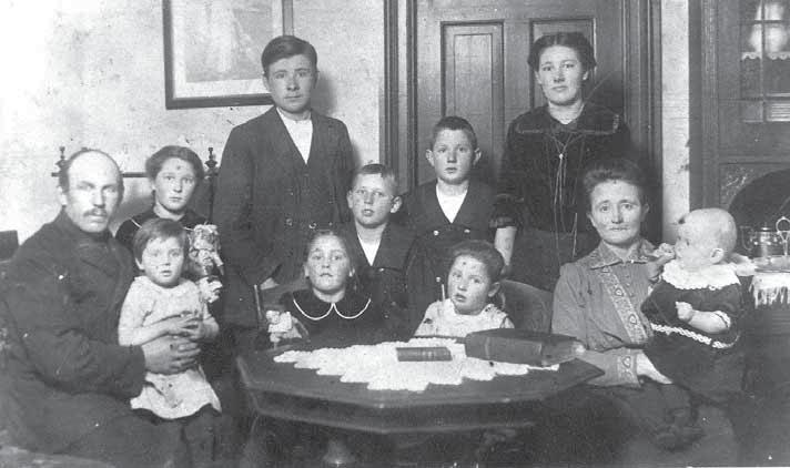 Gårdmand Christen Mortensen, Amtoft, med familie. Ca. 1915. køer, og en anden med de smittede, - det var en sej proces at udrydde kvægtuberkulosen.