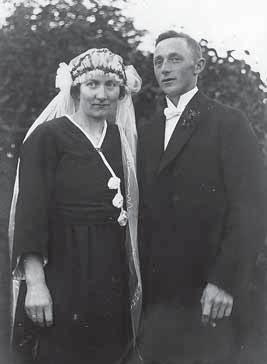 Bryllupsbillede af Valborg og Kresten Møller, Tømmerby, 1923. bag laden, og satte sig i spidsen for følget.