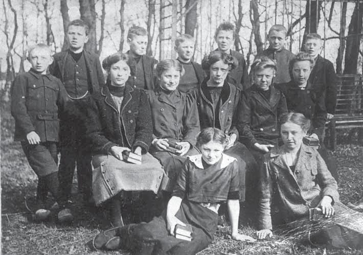 Konfirmandhold fra Øsløs 1914. Forrest til venstre Margrethe Pedersen (Skolemester). I årene lige efter århundredskiftet var der på en gård i Langvad, som ikke findes mere, to ugifte mænd på aftægt.