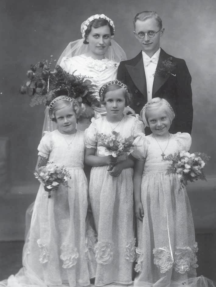 Ruth Tranbergs bryllup m/brudepigerne Else og Kirsten Saabye og Jytte Christensen. Gårdmand Jens Mouritsen Bak, Bjerget, var en dygtig spillemand.
