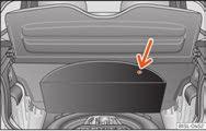 Placering Fig. 78 I bagagerummet: bundplade, der er vippet op Bilens værktøj, reservehjulet, nødhjulet og havarisættet er placeret i bagagerummet under bundbeklædningen Fig. 78. Tag om nødvendigt den variable bagagerumsbund ud Side 124.