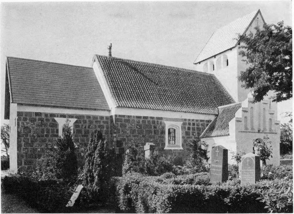 Fig. 1. Odby. Ydre, set fra Nordøst. H. M. 1936 ODBY KIRKE REVS HERRED Kirken, der var indviet til S. Mauritius 1, er Anneks til Søndbjerg og tilhørte o. 1630 og 1666 Kronen 2.