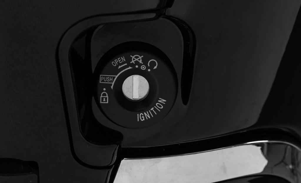 3.4> TÆNDINGS-, SÆDE- OG RATLÅS (2) (1) (3) (4) NØGLEPOSITIONER BEMÆRK! Brug kun parkeringslyset i korte perioder, da batteriet derved aflades hurtigt. Nøglen kan drejes i positionerne og 1.