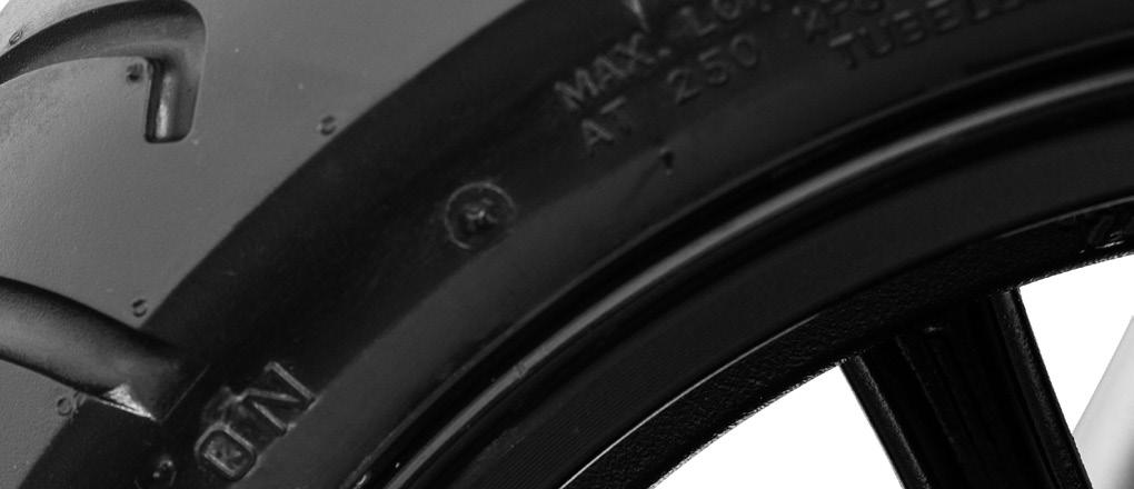 8.10> KONTROL AF DÆKTRYKKET (2) (3) DÆKSTØRRELSE Standard scooteren har de følgende dækstørrelser For 120/70-12 56 J Bag 130/70-12 56 J Alle dæk er slangeløse.