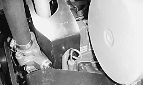 Oliepåfyldning Figur 4 Motoren forsendes med 3,8 l olie i krumtaphuset, men oliestanden skal alligevel kontrolleres, før og efter motoren startes første gang.