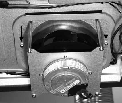 3 Rengør ventilatorhjulet : ved støvsugning ved aftørring med klud opvredet i sæbevand Bemærk: Alle skovlene på ventilatorhjulet skal rengøres omhyggeligt for at undgå ubalance 4