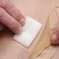 Beskytter huden mod væske og mekanisk påvirkning af huden ved hyppig bandage skift.