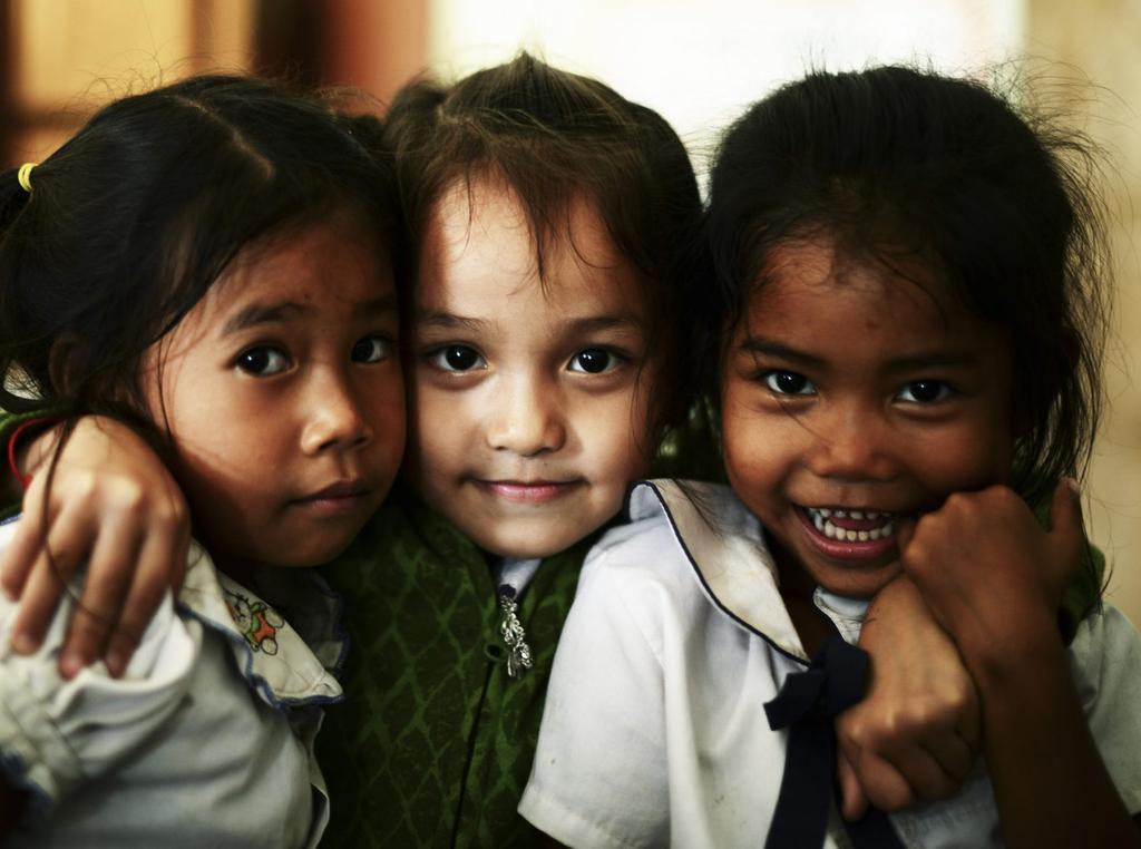 SOS-BØRNEBYEN I BATTAMBANG SOS-børnebyen i Battambang har siden 2006 givet forældreløse og udsatte børn en tryg barndom. Der bor over 140 børn i børnebyen fordelt på 15 familiehuse. HVEM FÅR HJÆLP?