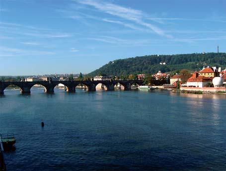 19 Udsigten over floden Moldau, der deler Prag, og over mod den berømte Karlsbro. Karlsbroen er fuld af liv. Mus k uloskele ta l t cin og få WHOs anerkendelse af denne behandling.