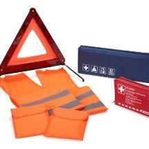 Sikkerhedskit Består af 1 advarselstrekant, 2 veste og 1 førstehjælpskit, samlet i stoftaske