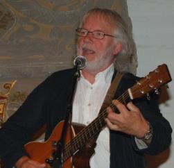 Ebbe har sunget og spillet guitar i over 50 år og har et alsidigt repertoire, med bl.a. gårdsangerviser.