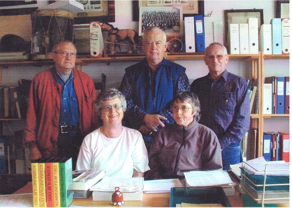 Bestyrelse i perioden 2003-2004. Fra v.: Henry Skipper Pedersen, Svend Aage Thomsen, Folmer Christiansen (formand), siddende fra v.