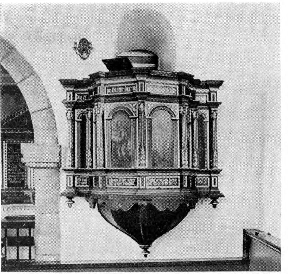 Den oprindelige Staffering, vistnok samtidig med Prædikestolens (sml. S. 825), der er fra 1612, er genfremstillet 1930 14.