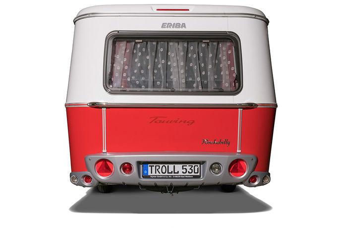 Ryatæppet i ERIBA Touring Troll Rockabilly giver ikke kun endnu en farvenote i campingvognen, men sørger også for større komfort