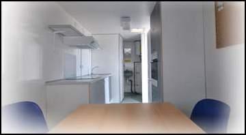 Kugletræk: 50 mm Inventar køkkenrum: Køle/fryseskab højskab med ovn og mikroovn, keramisk kogeplade, opvaskemaskine, emfang, køkkenvask, underskab,