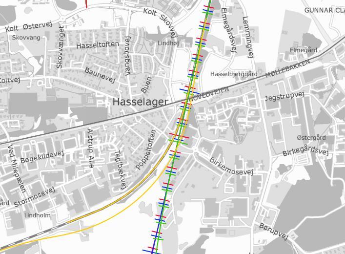 Figur 4. Letbaneudbygning C: Banegårdspladsen - Hasselager (mørk grå signatur) krydser linjeføringerne for Ny bane Hasselager - Hovedgård på Hovedvejen.
