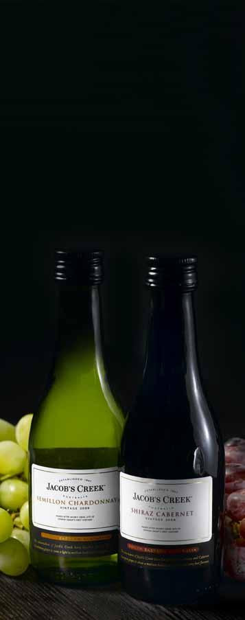 Jacobs Creek Semillon Chardonnay Vinen har en livlig strøgul farve og en bouquet af frisk græs med et strejf af tropisk frugt.