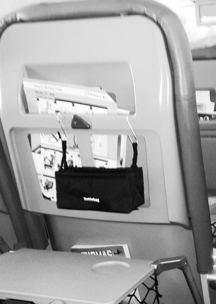 På hjemturen fik en stewardesse øje på den smarte opbevaringskasse hun forslog at opfinderen henvendte sig til deres In-Flight shop, så den måske kunne blive solgt ombord deres fly engang i