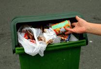Affald Efterlad aldrig selv det mindste stykke affald, når du har været i land, tag al affald med dig når du forlader et lejrområde eller en rasteplads.
