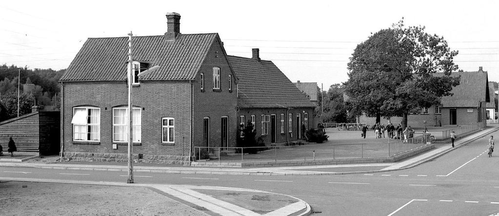 I 1898 byggede man også en ny skole i Halling.