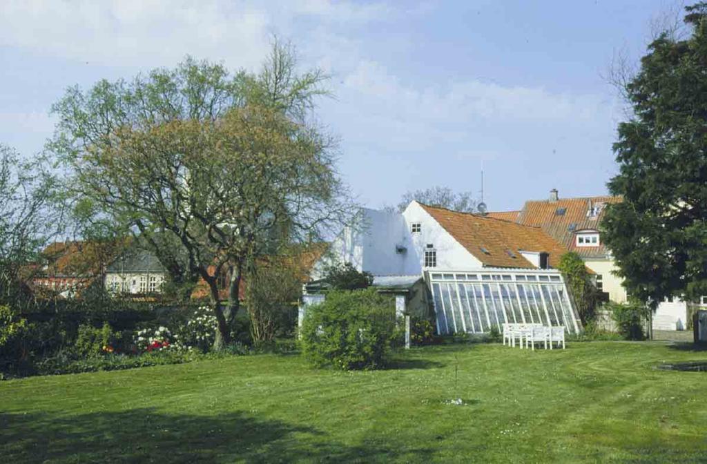 Apotekets gård fortsætter mod syd ud i en stor have