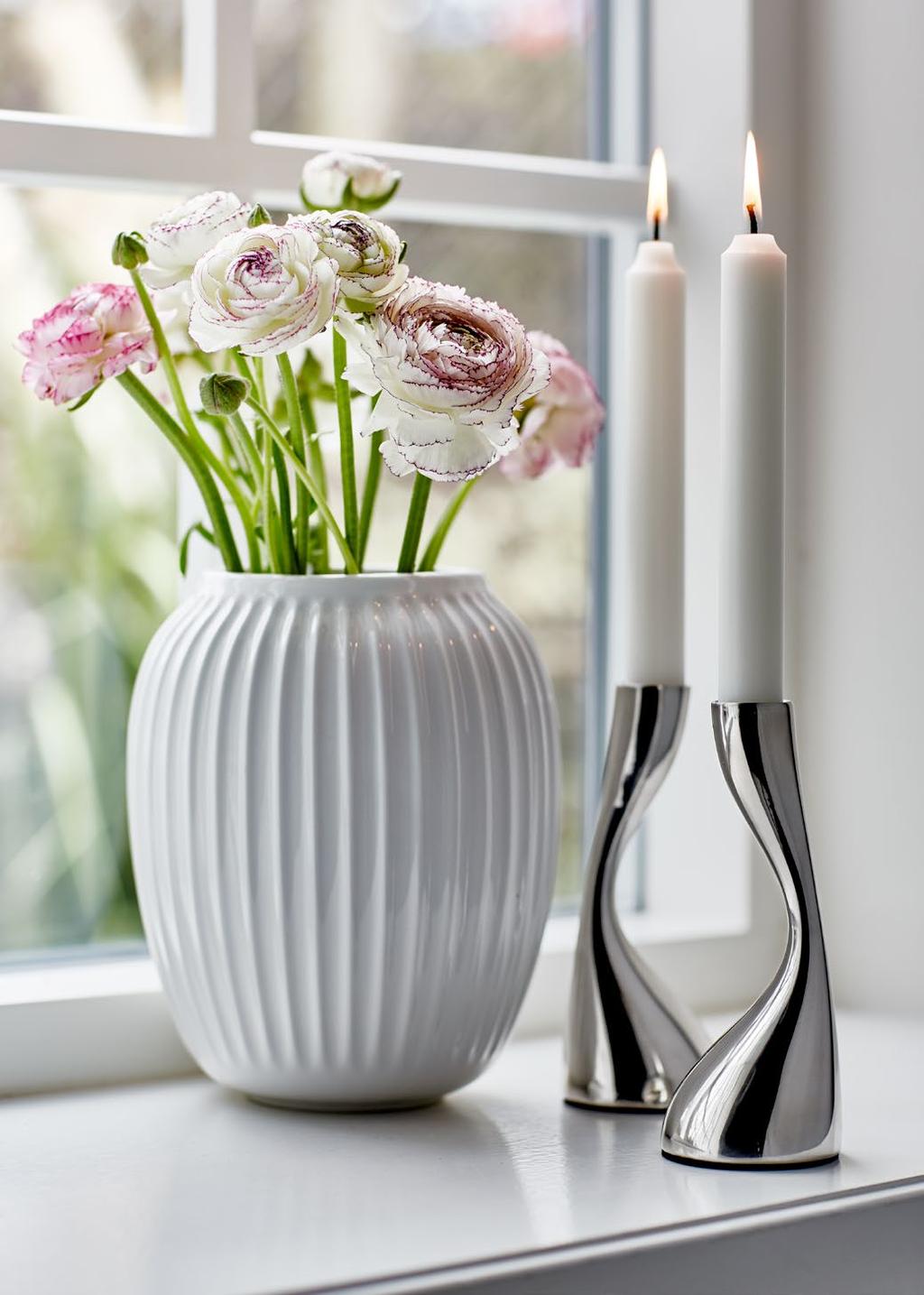 Direkte inspireret af Svend Hammershøis gamle værker, som han skabte på Kählers værksted i 1900-tallet. Vaserne fremhæver på smukkeste vis årstidens friske blomster og grene.