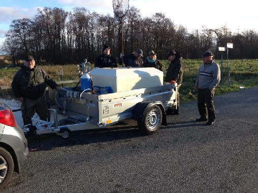 BSF erne Jens og Per Hougaard fra Ørredfondens PE-hold (pensionistefterløn) kørte fiskene sikkert hjem til dambruget på Ørredfondens nye trailer.