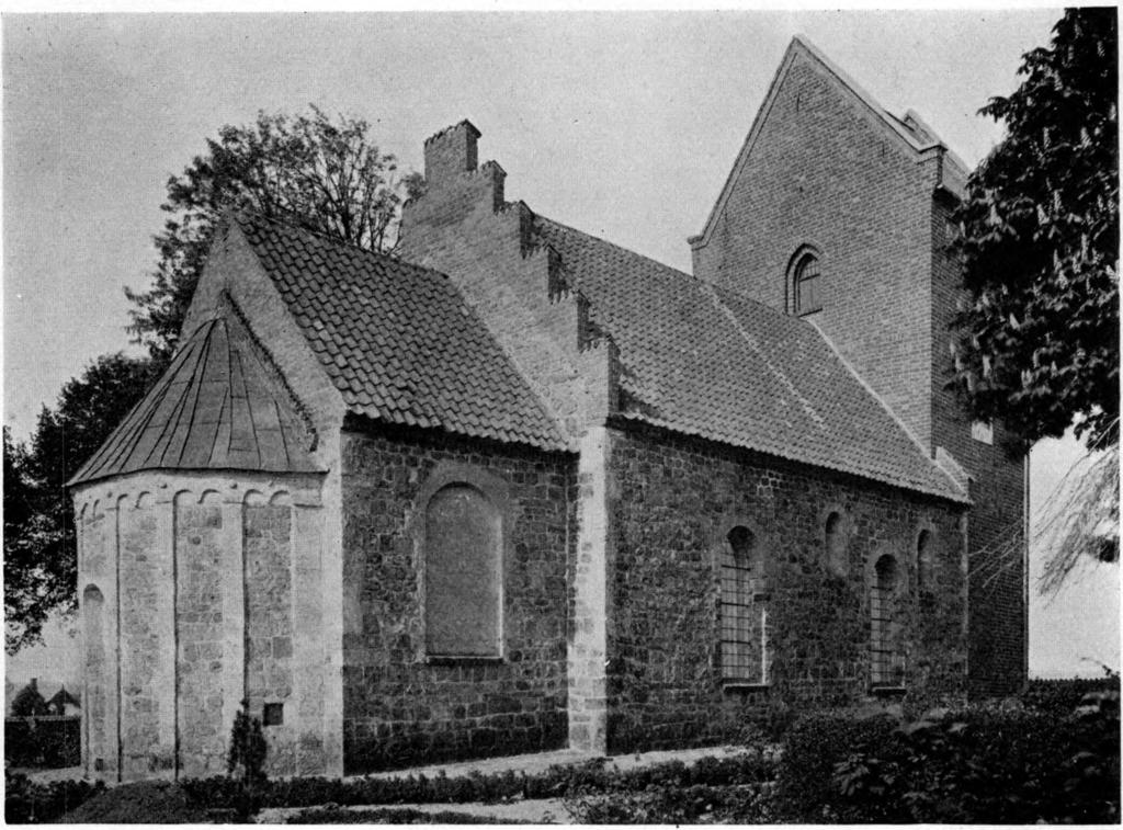 Fig. 1. Slaglille. Ydre, set fra Nordøst. M. M. 1914 SLAGLILLE KIRKE ALSTED HERRED Kirken er opført af Trued Litle, vistnok af Hvide-Ætten 1.