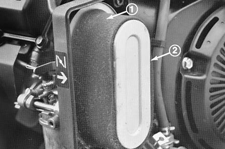 Korrekt luftspalte er 0,7 0,79 mm. Afmonter tændrøret efter hver 00. driftstimer, og kontrollér dets tilstand.. Træk ledningen af tændrøret.