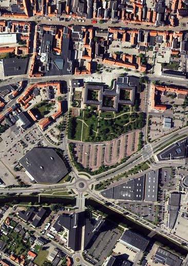 På Løveørnsgade, som er en forlængelse af Rådhustorvet, er Horsens Bytorv, et center med yderligere detailvarebutikker. Grundarealet er placeret ud mod Niels Gyldings Gade, som har mere end 12.