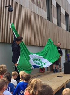 Samme dag var der overrækkelse af Grønt flag for vores indsats med Miljømissionen og vores særlige affaldssorteringssystem, der nu bliver implementeret på alle skoler i kommunen.