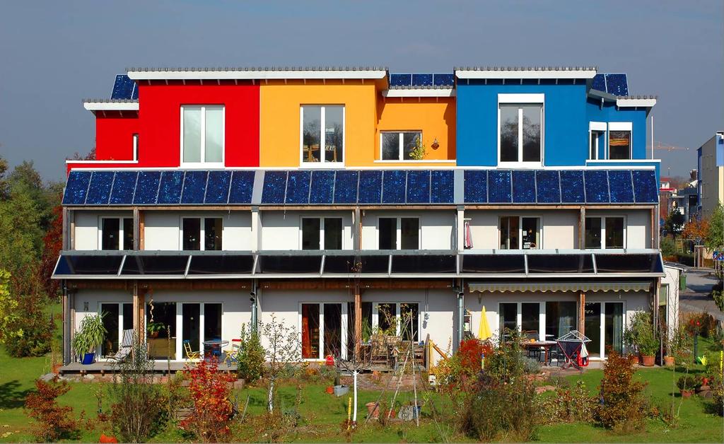 Huse på lavt blus Forestil dig, at du bor i et hus, der selv producerer den energi, du skal bruge, og mere til Allerede i dag er det teknisk muligt at opføre bæredygtigt byggeri, der ikke alene er