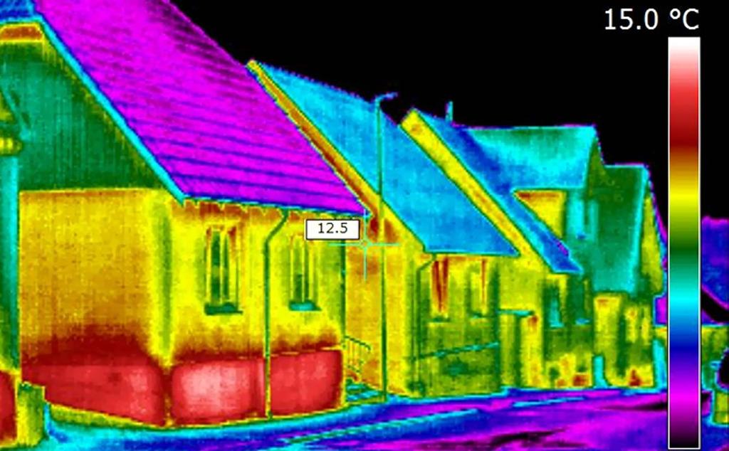Bæredygtig Bolig Næsten halvdelen af Danmarks energiforbrug går til drift og opvarmning af bygninger Termografisk billede, der viser overfladetemperaturen på huse.