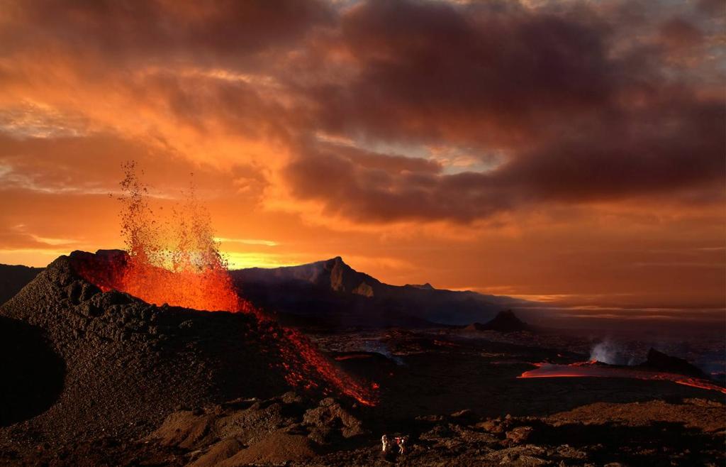 Vulkaner sætter spor i historien Vulkanudbrud kan have ødelæggende virkninger for mennesker og natur hundreder af kilometer fra udbruddet. Da Thera gik i udbrud i 1613 f.kr.