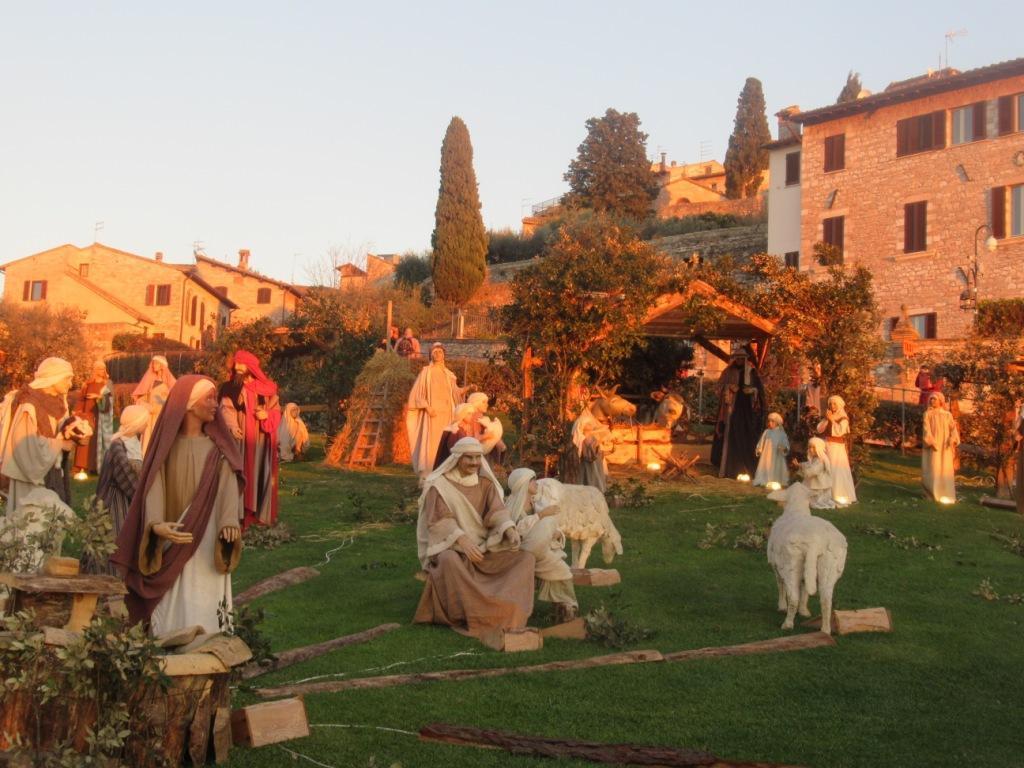 Betlehems-scenen i solnedgangens smukke skær d. 8. december lige før Marias festmesse.